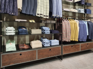 Eksklusiv reol i tøjbutik