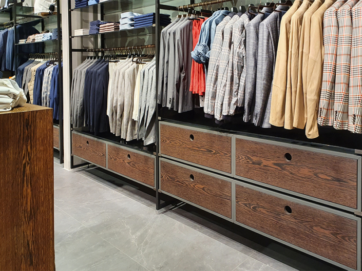 Specialfremstillet inventar til tøjbutik